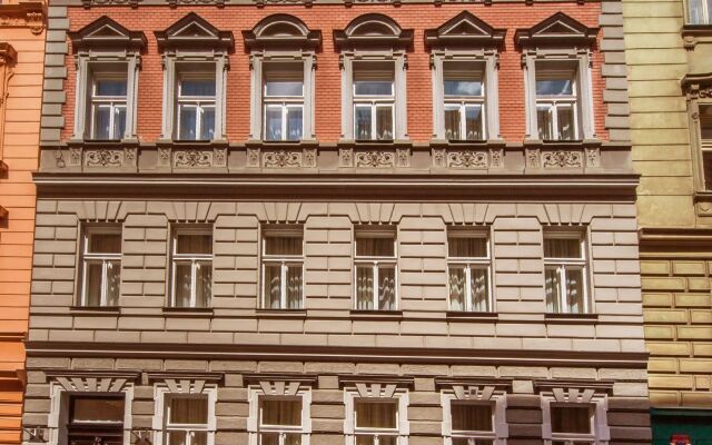 Апартаменты Manesova No.5 Apartments вид на фасад