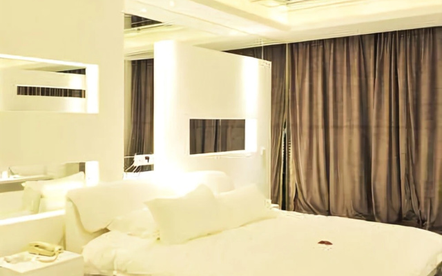 Dinggeman Space Theme Hotel