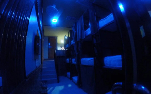 Coma Hostel and Travel Agency(โคมา เลาจน์ แอนด์ โฮสเทล)