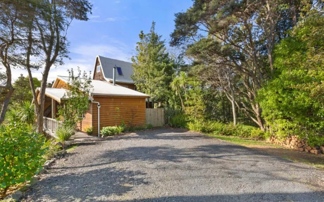 Tui Song Lodge - Raglan Holiday Home