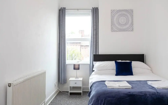 4 Bed House, Sleeps 9, Free Parking