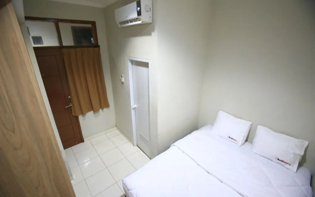 RedDoorz @ Karet Pedurenan 2