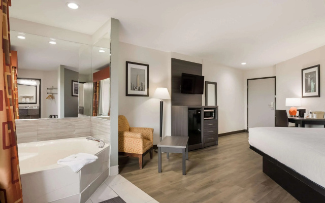Quality Suites Tulsa I-44
