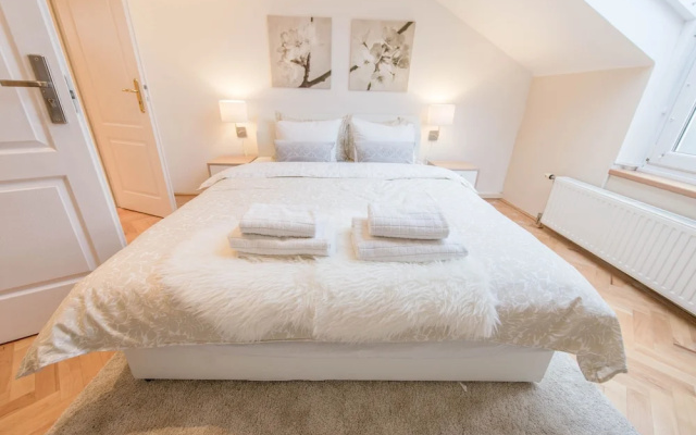 Venus Apartments - Loft Room Cosy I