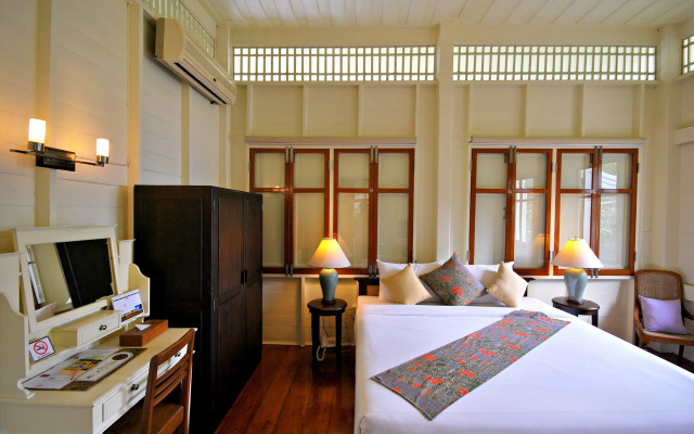 Baan Bayan Beachfront Hotel