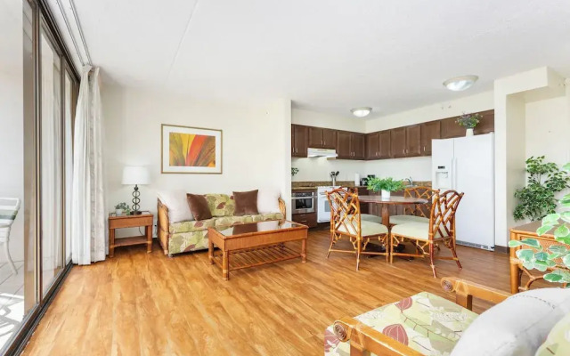Waikiki Banyan 3409