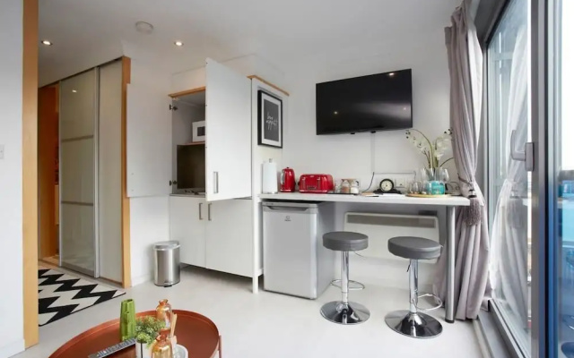 1 Bedroom Apartment, Leeds Stunning & Cosy Find!