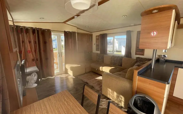 Caravan - Sleeps 8 - Pets Ok - Parking