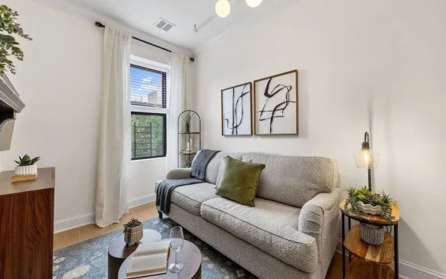 3 Bedroom Brownstone Near Subway & Columbia Uni