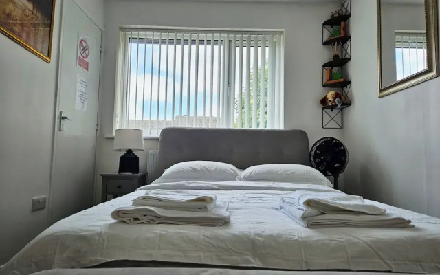 Willow Retreat - House in Burbage- Sleeps2- Garden
