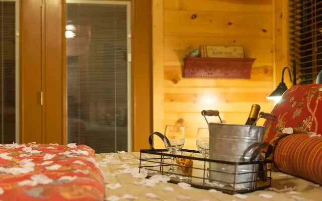 Copper Creek Open Cabin With Game Room and Hot Tub on the Deck by Redawning