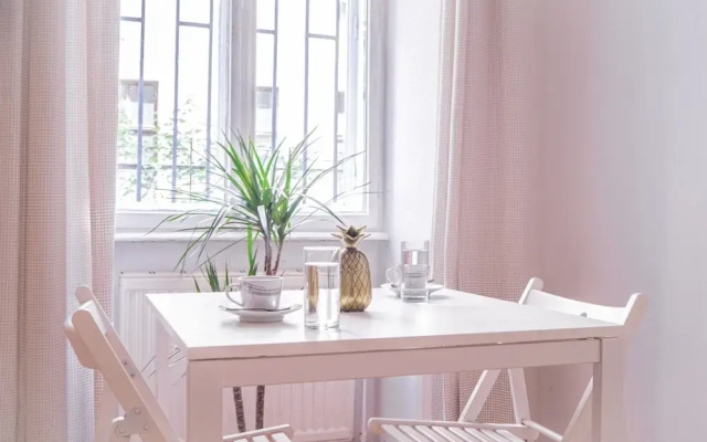 Chic Apartment Near Downtown