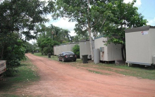 Lazy Lizard Tavern and Caravan Park Cabins