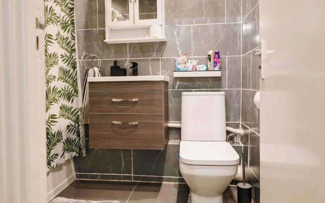 London - Flat - Garden Access - Sleeps 3 - Parking