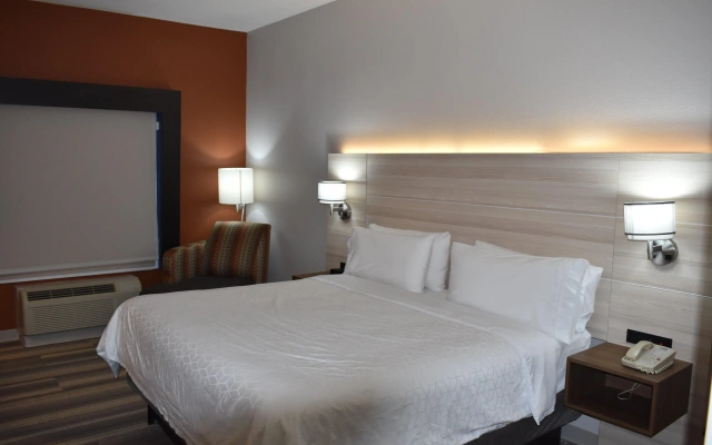 Holiday Inn Express & Suites McPherson by IHG
