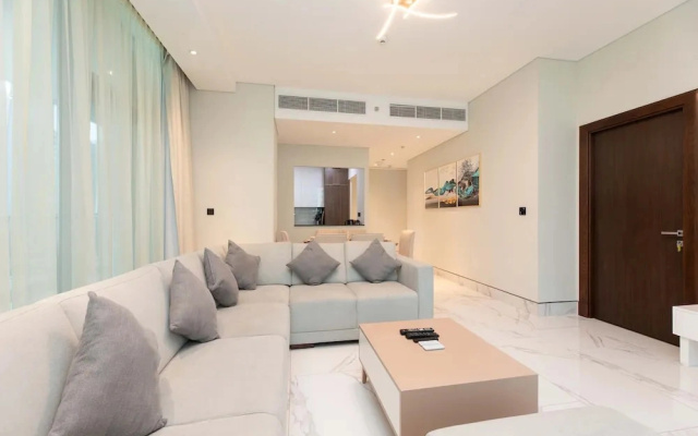 Stunning Corner Suite Canal View