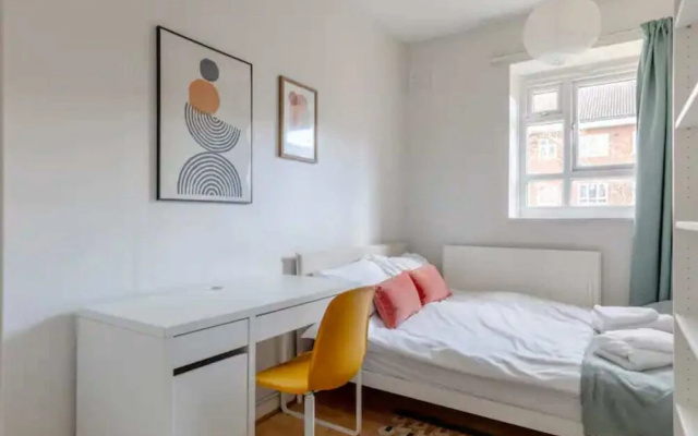 Cosy 4BD Flat W/private Balcony - Nine Elms!