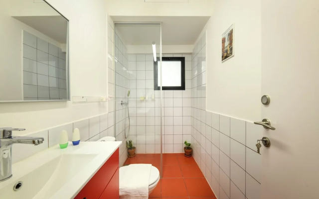 Chic Red Studio near Talpiot Market