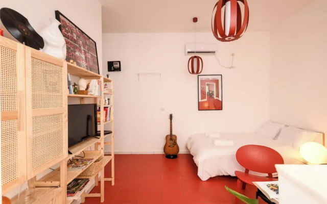 Chic Red Studio near Talpiot Market