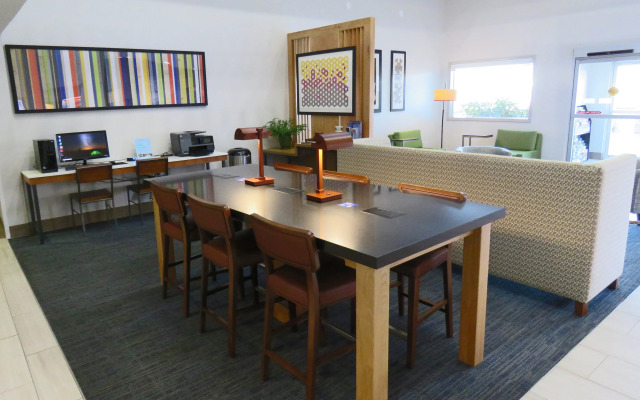 Holiday Inn Express & Suites Burlington by IHG