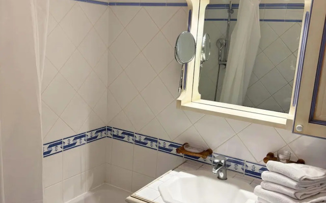 Provencal Apartment in Town Center