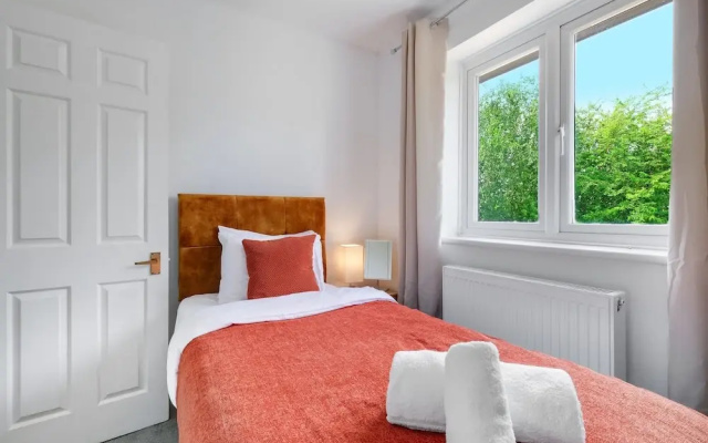 Sharp Close 4 Bedroom 2 Bath - Aylesbury