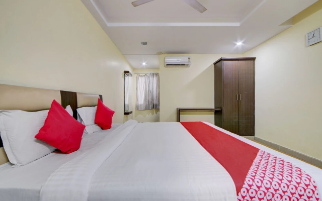 OYO 28033 Pradha Grand