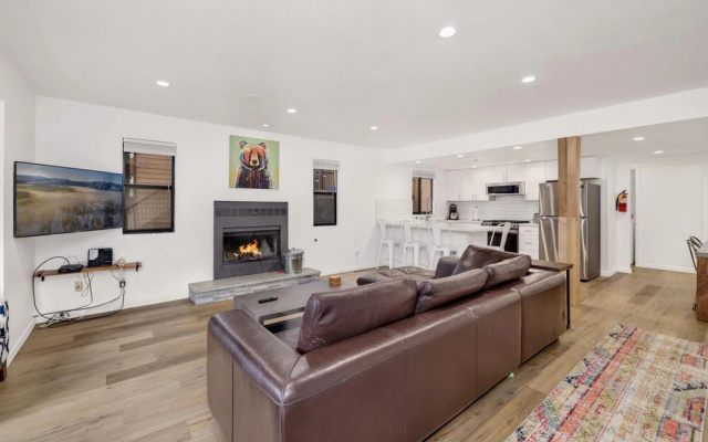 Summit Vellucci 744 by RedAwning