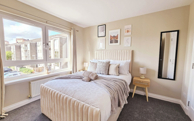 Modern 5 Bed Townhouse with Free Parking