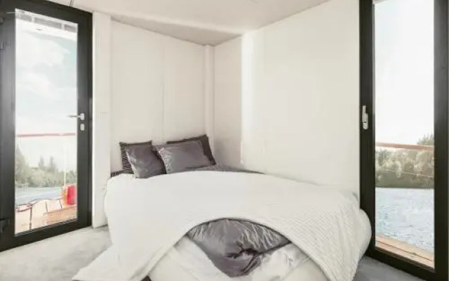 VIPliving Houseboat