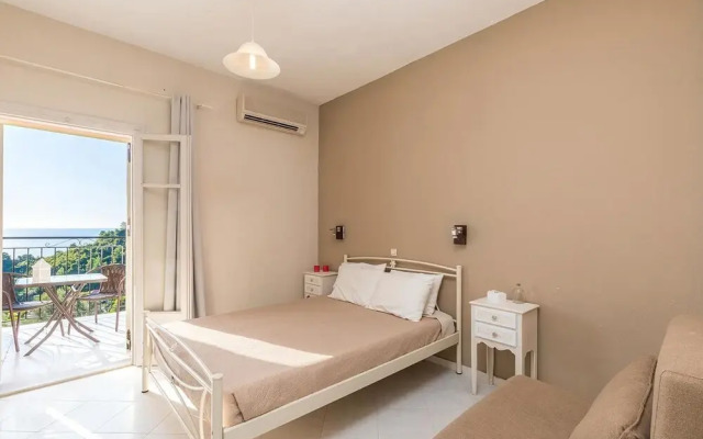 Pelekas Beach, Studio Apartments With a Pool