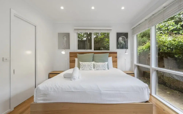 Light-filled House Near Beaches and Cafes