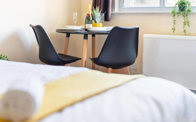 Lovegrove Contractor Stay with Free WI-FI in Slough