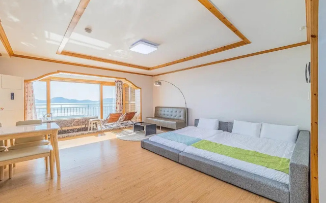 Geoje Daesan Oceanview Spa Pension
