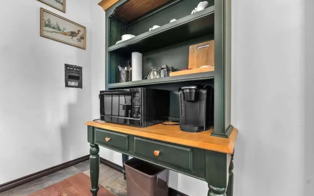 Riesling: Pet-friendly, Hot-tub, 10-min to Downtown!