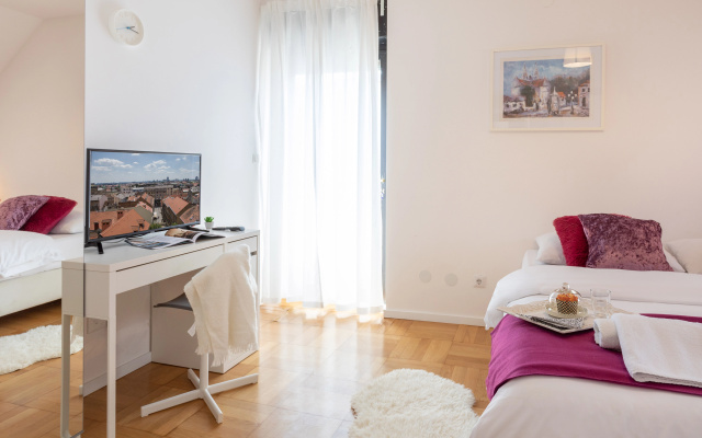 Bright and Cozy Studio Near City Center
