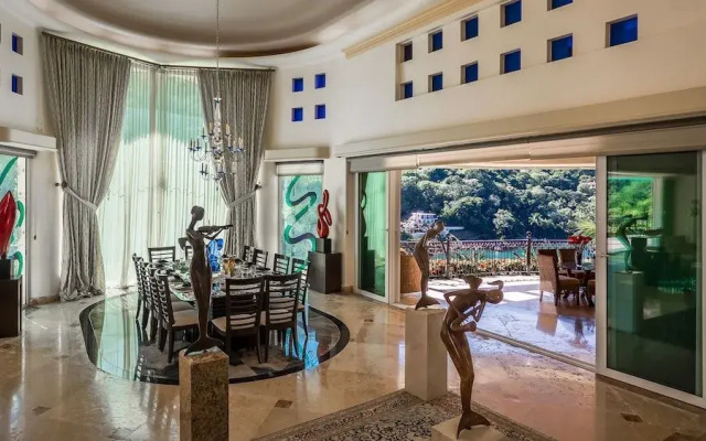 Penthouse With Amazing Views, and Luxury Throughout