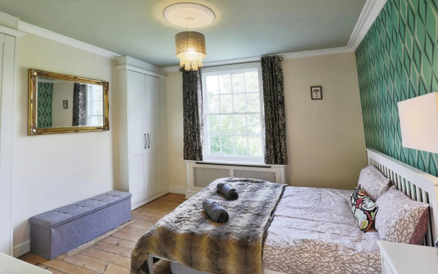 Stunning 4 Bed Semi-detached Home With Ample Space