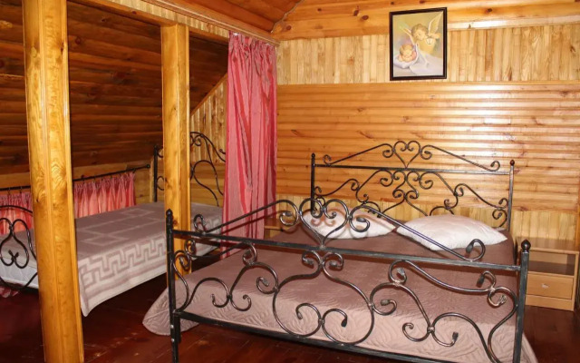 Hotel-complex Mizh Triokh Ozer