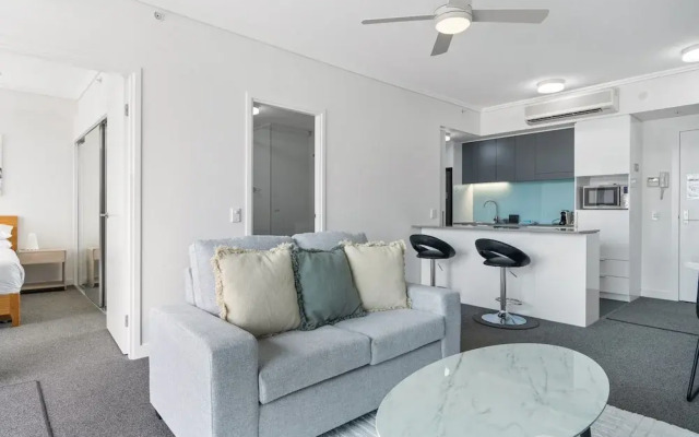 Chic 1 Bed Inner-city Retreat With Pool and Views