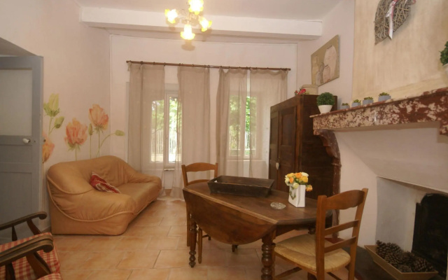 Charming Holiday Home in La Caunette with Swimming Pool