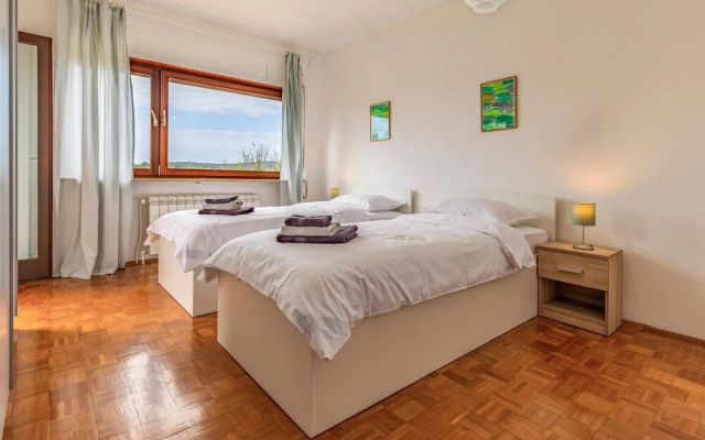Beautiful Home in Medulin With Wifi and 5 Bedrooms