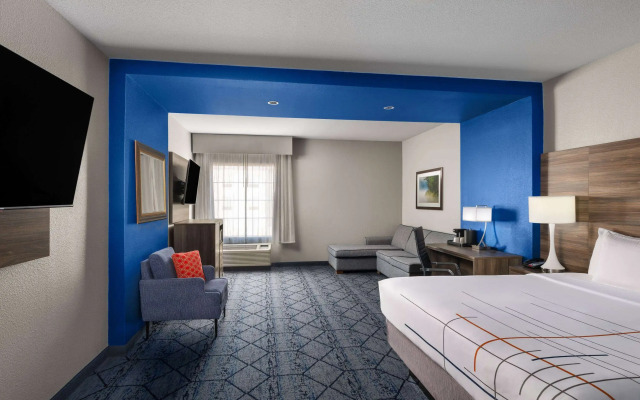 La Quinta Inn & Suites by Wyndham Denton - University Drive