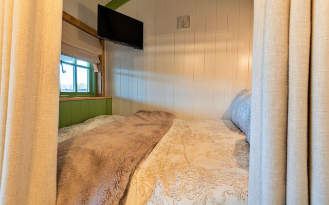Shepherd's Hut in Devon by Scenic Lake