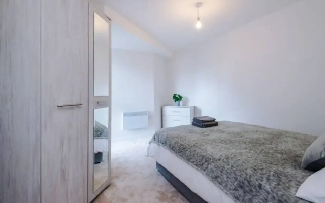 ✰Spacious & Modern 2 Bed Apt, 5 Mins from Leeds!