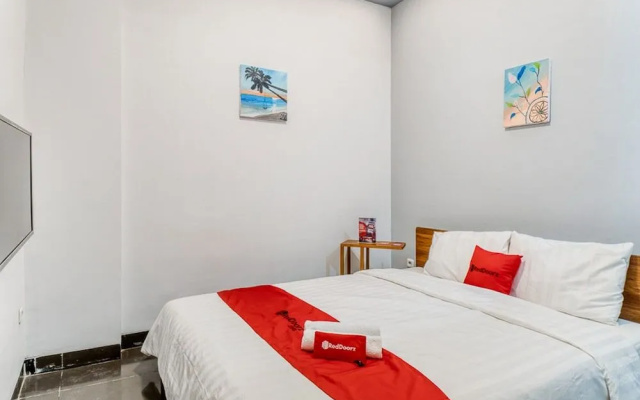 RedDoorz Plus near Taman Ismail Marzuki