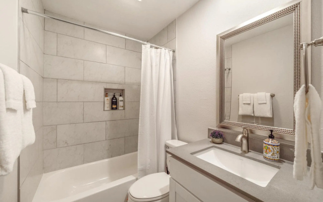 Stylish 1BR Near UT Brentwood Evonify