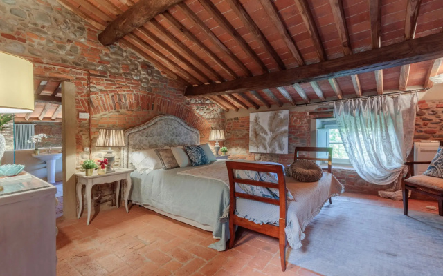 Villa Hugo in Lucca With 5 Bedrooms and 6 Bathrooms