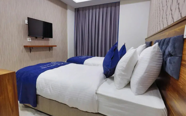 Studio Flat with Panoramic City View in Atasehir
