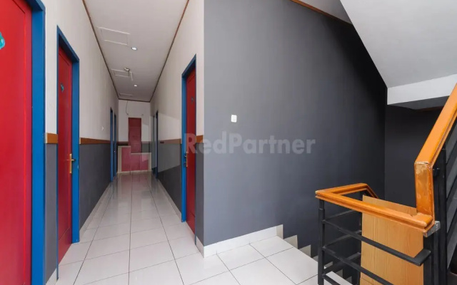RedDoorz near Sarinah Mall